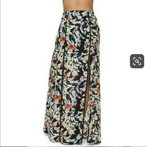 Volcom Skirts - EUC Volcom Floral Split Seam Skirt Volcom Skirts - EUC Volcom Floral Split Seam Skirt